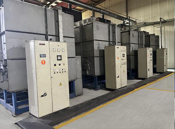 Forno per trattamento termico multiuso di tipo scatolare